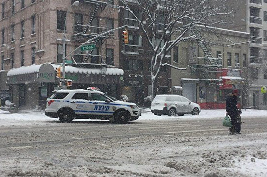 Первый снегопад в Нью-Йорке привел к серьезным пробкам и росту цен на такси