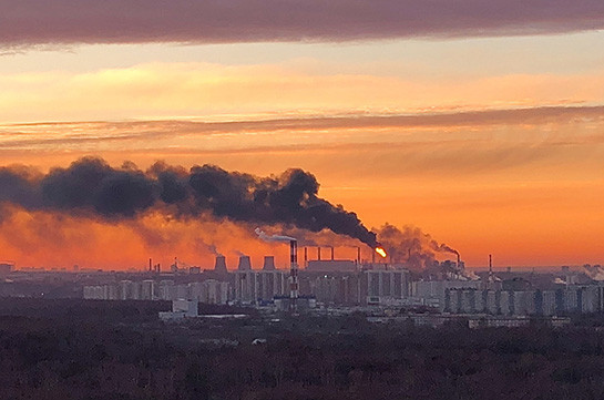 Более 160 человек тушат пожар на нефтеперерабатывающий заводе в Москве