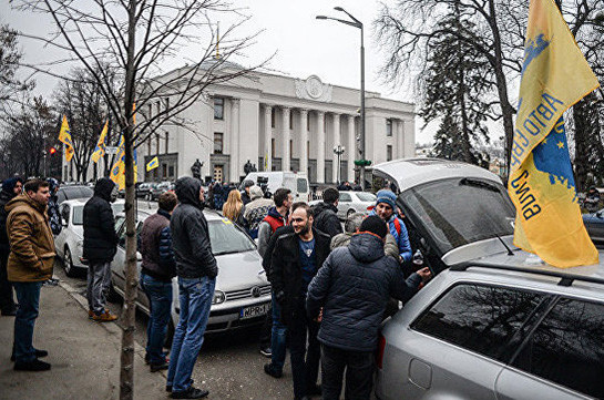Центр Киева перекрыли протестующие автомобилисты