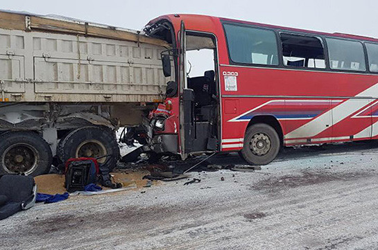 В Казахстане автобус столкнулся с грузовиком