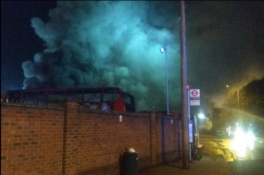 На окраине Лондона загорелись автобусы, пожар сопровождается взрывами