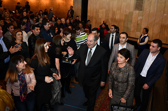 Армен Саркисян присутствовал в Гюмри на спектакле «Свадьба в тылу»