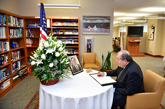 Президент Армен Саркисян сделал запись в траурной книге, открытой в связи с кончиной Джорджа Буша-старшего