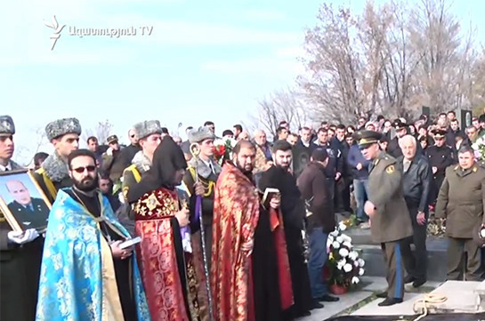 В военном пантеоне «Ераблур» проходит церемония похорон погибших пилотов самолета Су-25