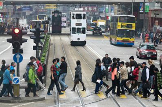 В Гонконге школьный автобус наехал на пешеходов