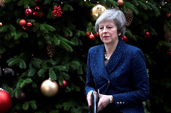 Тереза Мэй остается премьером Британии, но обещает уйти позже