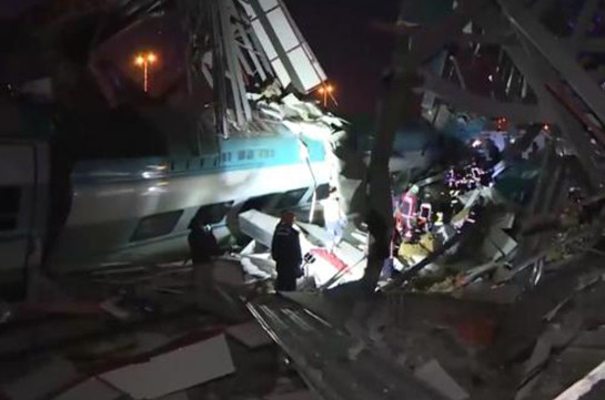 При крушении скоростного поезда в Анкаре погибли четыре человека