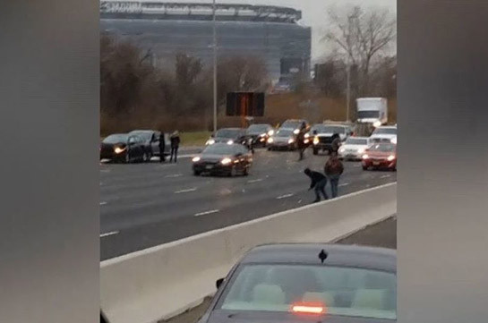 В Нью-Джерси из инкассаторской машины на шоссе выпали деньги (Видео)