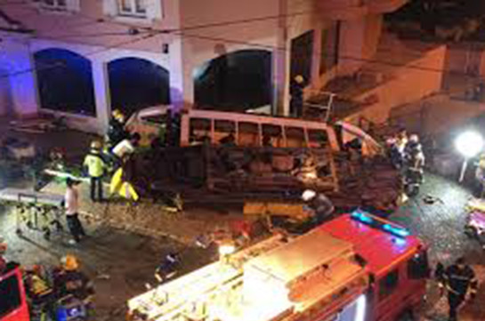 В Лиссабоне 28 человек пострадали из-за схода трамвая с рельсов
