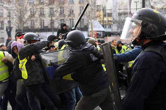 Փարիզում սկսվել է «դեղին բաճկոնների» շարժման և ոստիկանների միջև բախում