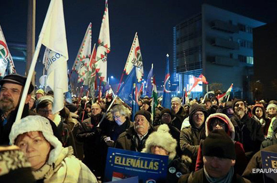 Հունգարիայում բողոքի ցույցի մասնակիցները շրջափակել են պետական հեռուստատեսության շենքը