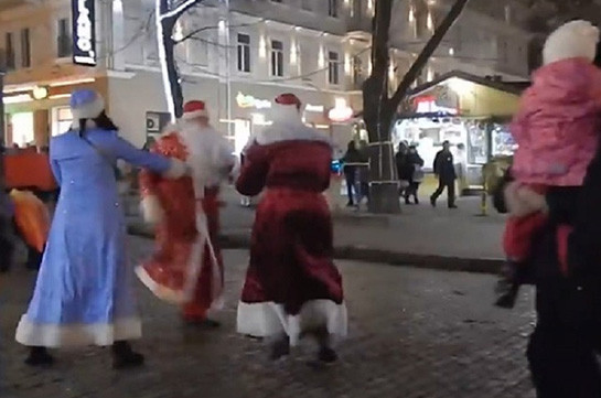 В Одессе устроили драку два Деда Мороза