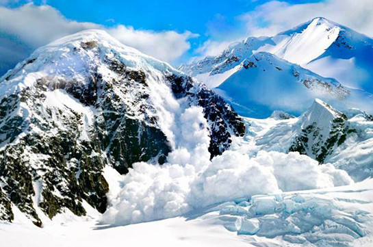 В швейцарских Альпах из-за снегопада сошла лавина высотой пять метров