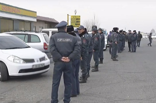 Акция протеста против освобождения под залог Манвела Григоряна проходит на дороге к аэропорту «Звартноц»