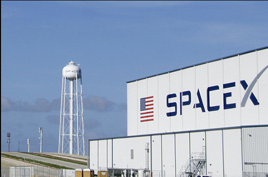 SpaceX уволит около 600 сотрудников