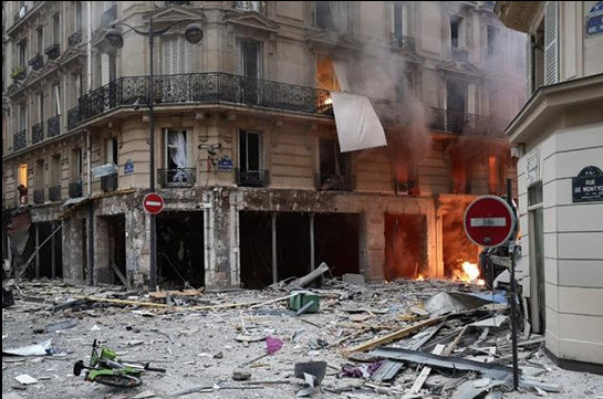 Премьер Франции и глава МВД прибыли на место взрыва в Париже