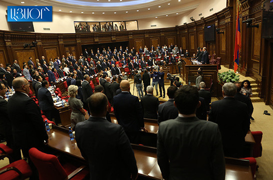 Новоизбранные депутаты парламента не смогли зарегистрироваться с первой попытки (Видео)