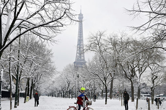 Эйфелеву башню закрыли для посетителей из-за снегопада