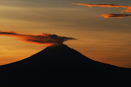 Вулкан Попокатепетль в Мексике выбросил столб пепла