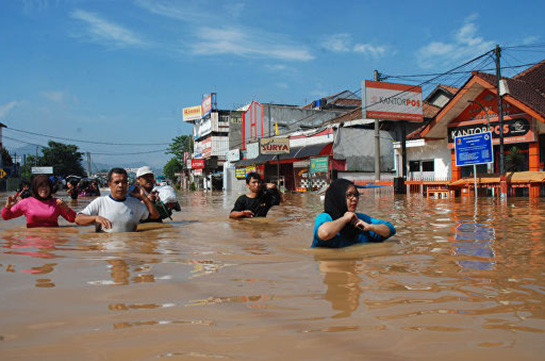 В Индонезии шесть человек погибли из-за наводнения и оползня