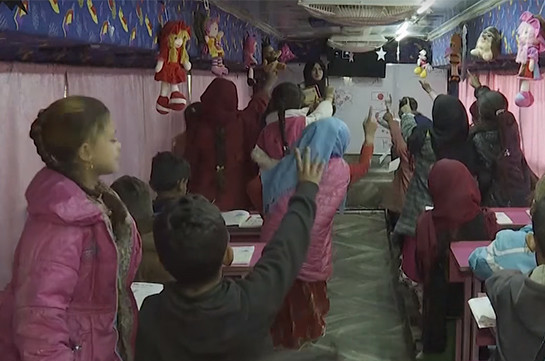 «Автобус надежды»: в Ираке старое транспортное средство переоборудовали в учебный класс (Видео)