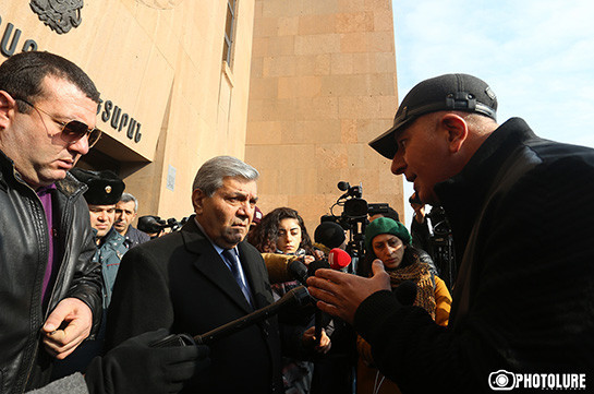 Protesters gather in front of Yerevan Municipality, demand solution of transport issues