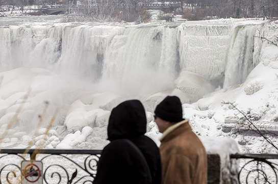 В США Ниагарский водопад замерз из-за холодов