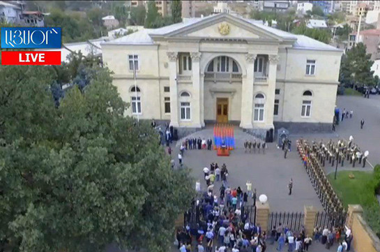 Украденные из резиденции премьера Армении памятные монеты возвращены на место
