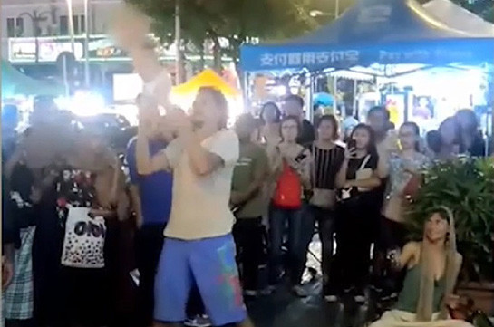 В Малайзии задержали двоих россиян, жонглировавших ребенком (Видео)