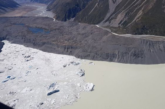 Tasman Glacier: Huge ice chunks break off New Zealand glacier