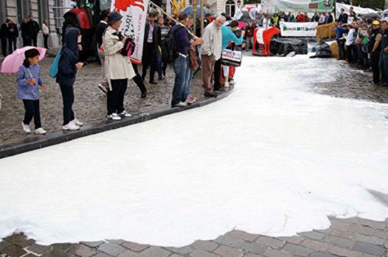 Իտալիայում կաթ արտադրողները բողոքի ակցիա են իրականացնում