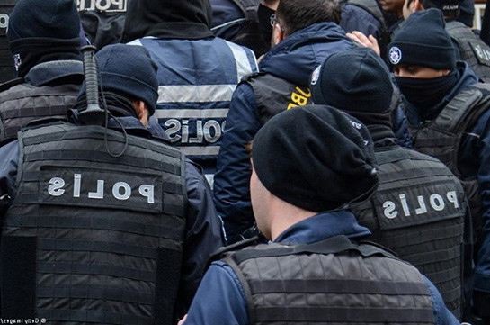 В Турции выданы ордеры на арест более тысячи человек