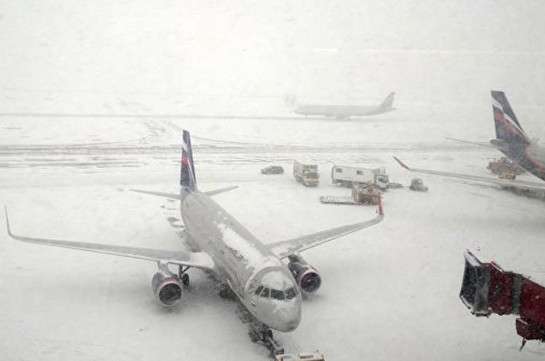 В аэропортах Москвы из-за снегопада задержали и отменили более 50 рейсов