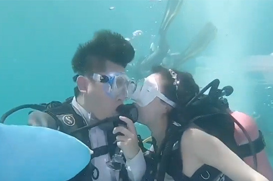 Свадьба под водой провели в Таиланде