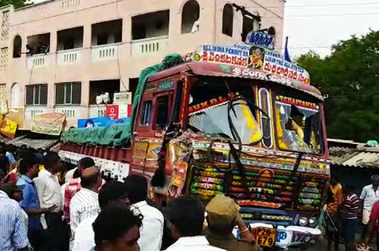 В Индии грузовик наехал на свадебную процессию, 13 человек погибли
