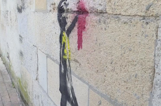 Граффити, посвященные «желтым жилетам» и напоминающие работы Бэнкси, появились во Франции