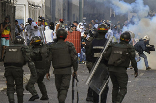 В Венесуэле неизвестные атаковали автобус с парламентариями