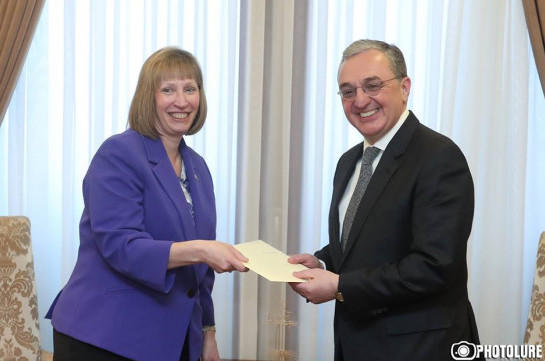 U.S. Ambassador hands copies of her credentials to Armenia’s FM