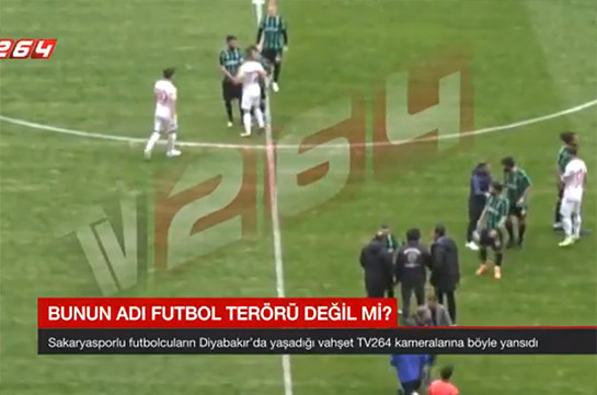 Թուրքիայում ֆուտբոլիստը սկսել է կտրատել հակառակորդներին հենց խաղադաշտում (Տեսանյութ)