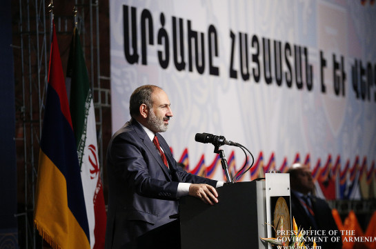 МИД Ирана посчитал неприемлемым показ плакатов о карабахском конфликте во время визита премьера Армении