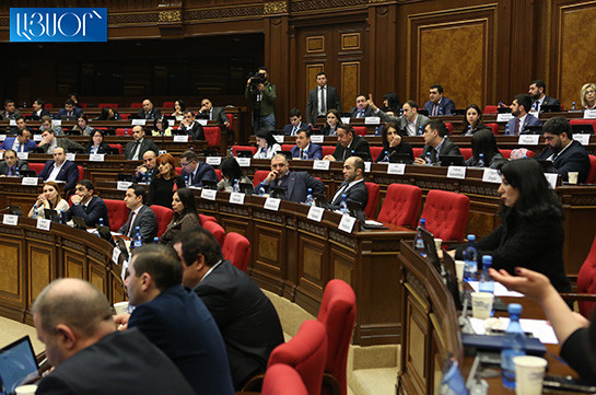 Парламент принял представленные оппозицией законопроекты