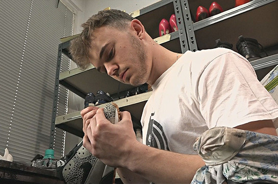 Польские сапожники ремонтируют ненужную обувь и отдают бездомным