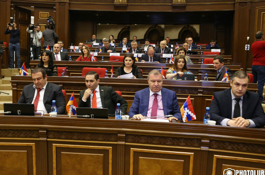 Депутаты фракции «Процветающая Армения» пришли в парламент с флагами Арцаха