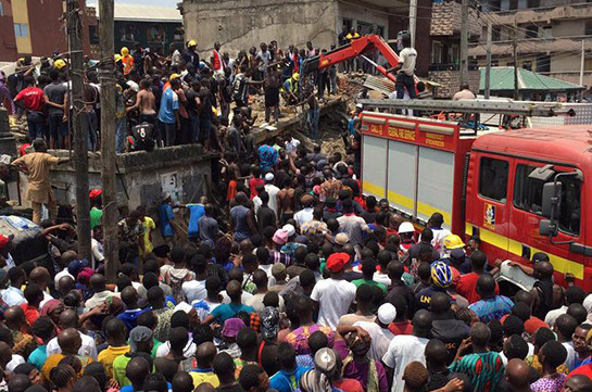 Many people, including schoolchildren, feared trapped in Nigerian building collapse