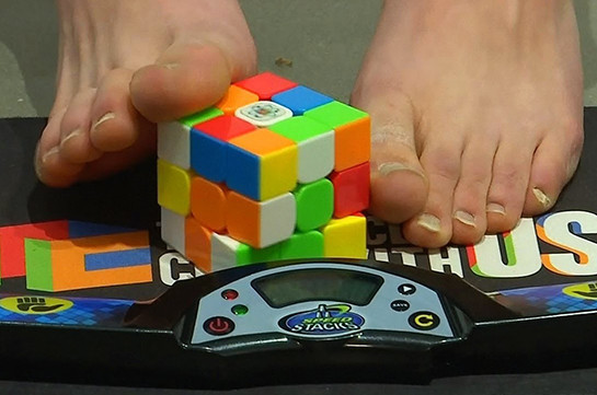 Подросток собрал кубик Рубика ногами за 17 секунд
