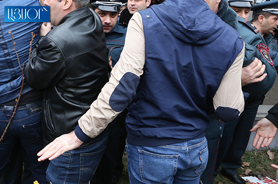 Полицейский и гражданское лицо госпитализированы с акции протеста в Ереване (Видео)