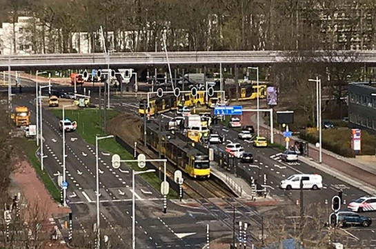 В Нидерландах неизвестный обстрелял трамвай