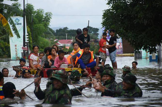 Число погибших из-за наводнений и оползней в Индонезии увеличилось до 107