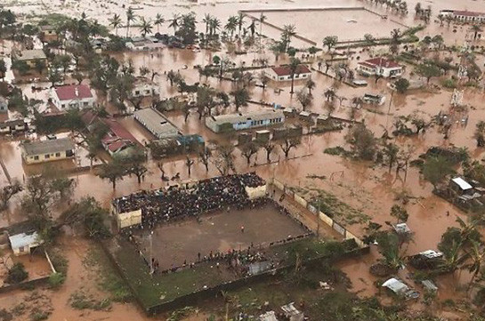 Cyclone Idai: Rescuers race against time to reach survivors