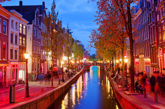 В Амстердаме в квартале красных фонарей запретят водить туристов